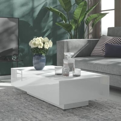 Mesa de centro branca brilhante com jarro azul e flores brancas numa sala moderna