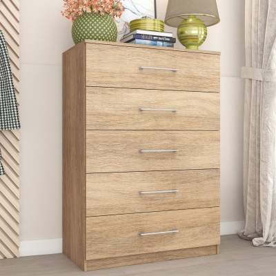 Cómoda de madeira clara com cinco gavetas e puxadores metálicos
