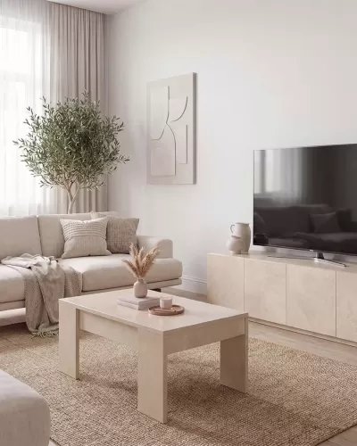 Sala de estar com decoração neutra, mesa de centro bege, sofá, tapete de fibras naturais, estante e televisão