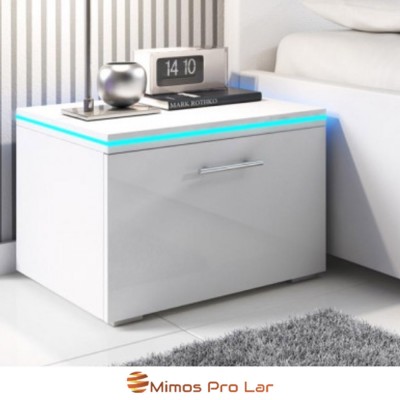 Mesa de cabeceira branca com iluminação LED azul e objetos decorativos em cima ao lado de cama branca
