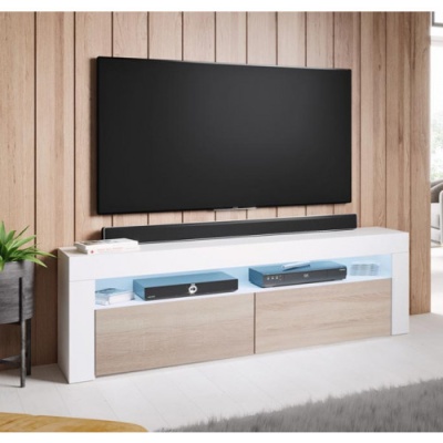 Móvel de TV branco e madeira clara com TV preta montada na parede de madeira