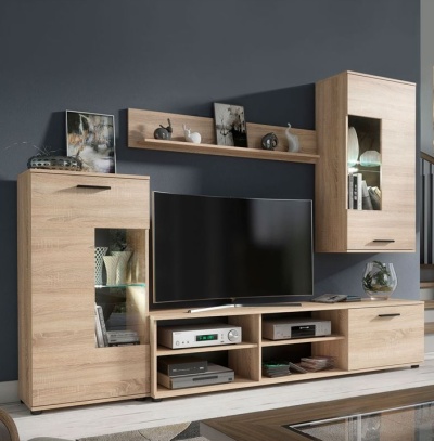 Conjunto de móveis para sala em madeira clara com televisão e objetos decorativos