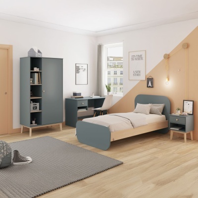 Quarto infantil decorado minimalista com móveis cinza azulado e madeira clara