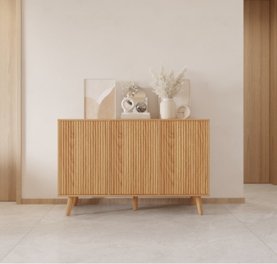 Aparador de madeira clara com decoração minimalista em cima contra parede branca