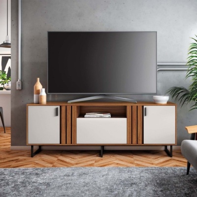Móvel de apoio para televisão em madeira com portas cinza e decoração minimalista
