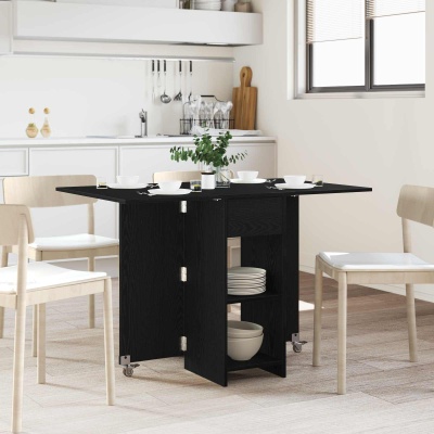 Mesa dobrável preta com cadeiras em cozinha moderna