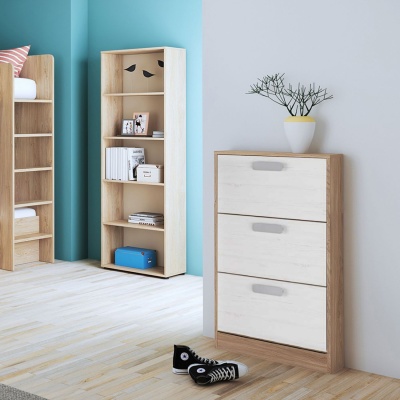 Estante e móvel de arrumação em madeira clara e branca com chão em madeira clara e parede azul e branca