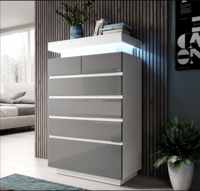 Cômoda moderna cinza com prateleira iluminada suspensa, planta em vaso e parede de madeira escura