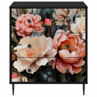 Cômoda preta com gavetas decoradas com estampado de flores grandes em rosa, branco e salmão com folhagem verde-escuro.