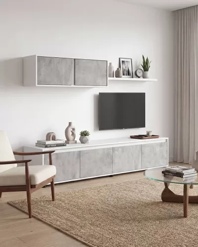 Sala com móvel de TV cinza claro com armário suspenso, decoração minimalista, cadeira com madeira e tecido branco, mesa de centro de vidro e tapete bege.