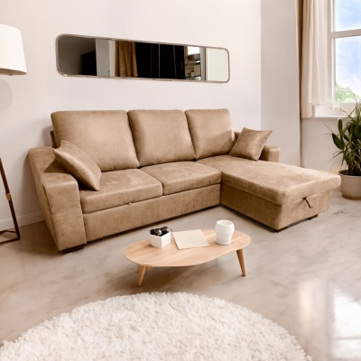 Sofá chaise longue castanho claro numa sala com mesa de centro, tapete branco e espelho na parede