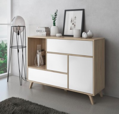 Móvel de madeira clara com frentes brancas e decoração em ambiente interior moderno