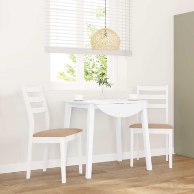 Conjunto de mesa de jantar branca com duas cadeiras brancas e assento bege num ambiente claro com janela e persiana
