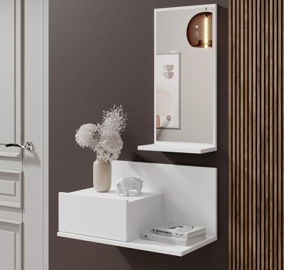 Móvel de parede branco com espelho e luz âmbar, vaso com flores secas e figura de hipopótamo sobre prateleiras.