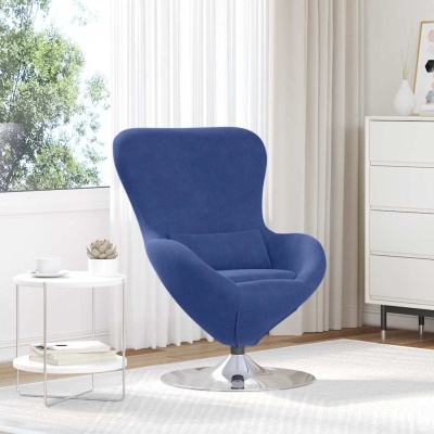 Poltrona azul moderna com base metálica numa sala clara com mesa branca e cortinas