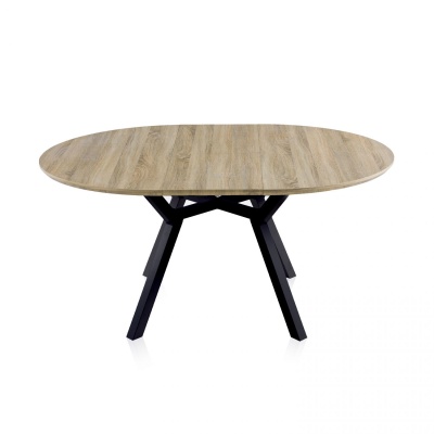 Mesa de jantar oval com tampo em madeira clara e pernas pretas geométricas