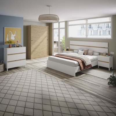 Quarto moderno com cama branca, cómoda, roupeiro de madeira clara e janela grande