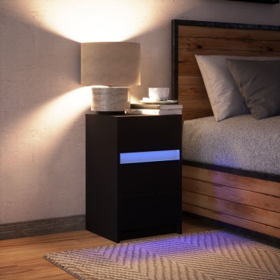 Mesa de cabeceira preta com luz azul ao lado de cama de madeira e candeeiro aceso
