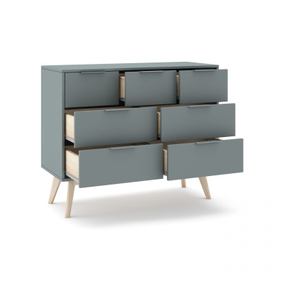 Cômoda cinza com sete gavetas e pernas de madeira clara