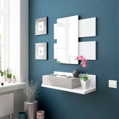 Espelho de parede moderno com prateleira branca e decoração numa parede azul escuro