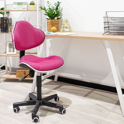 Cadeira de escritório infantil rosa com encosto em forma de coração junto a mesa branca com tampo de madeira