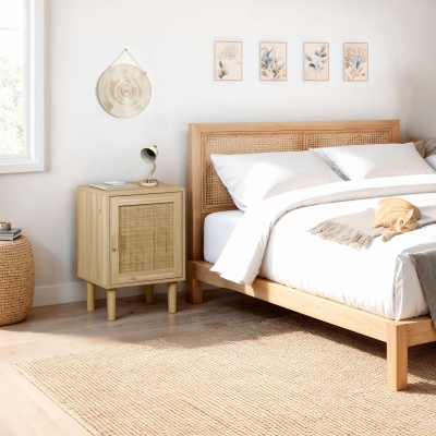 Quarto com cama e mesa de cabeceira de madeira clara e trançados, decoração neutra e natural