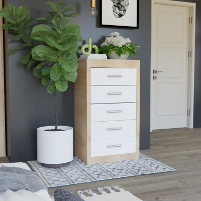 Cômoda de madeira clara com gavetas brancas e planta verde ao lado