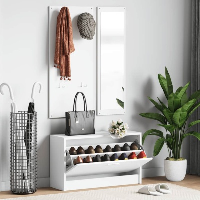 Móvel sapateira branco com sapatos, espelho, cabides com cachecol e gorro, saco preto, guarda-chuvas e planta interior