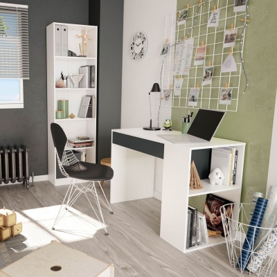 Escritório moderno com secretária branca, cadeira preta, estante branca e painel de metal com fotos e papéis