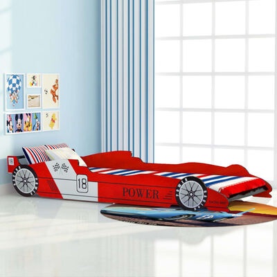 Cama em forma de carro de corrida vermelho num quarto infantil