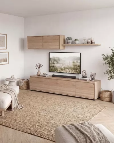 Sala de estar com móvel de TV e decoração minimalista em tons neutros