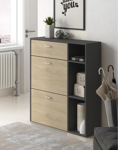 Móvel com três gavetas de madeira clara e estrutura preta com puxadores metálicos, quadro com texto 'Thank you', guarda-chuvas