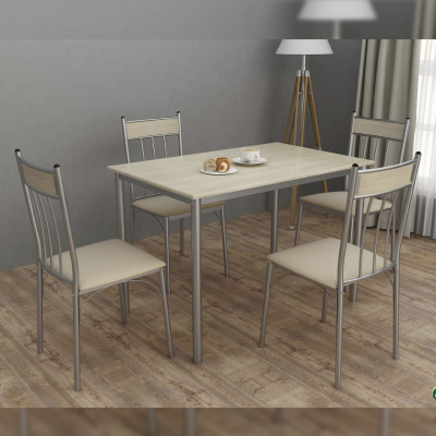 Mesa e quatro cadeiras em madeira clara e metal prateado numa sala com chão de madeira e candeeiro de pé