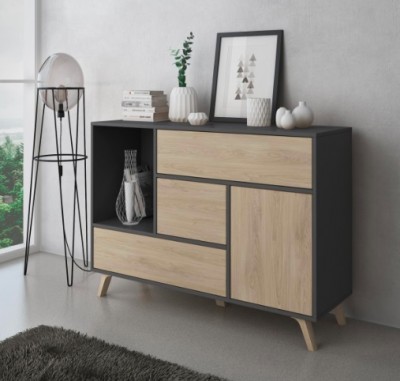 Móvel de madeira com portas em madeira clara e estrutura preta com decoração e candeeiro ao lado