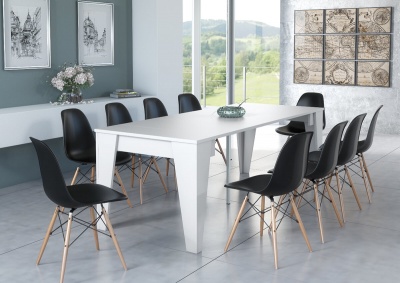 Mesa de jantar branca com oito cadeiras pretas e pernas de madeira numa sala moderna