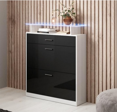 Móvel de arrumação branco com gavetas pretas e vaso decorativo sobre ele