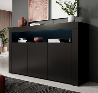 Aparador preto com prateleira azul iluminada, jarra e vaso com plantas, decorado com quadros cinza