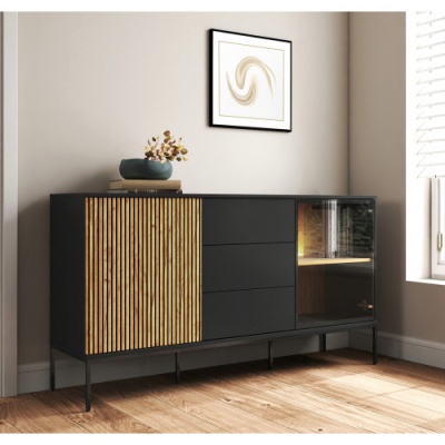 Buffet preto com porta ripada em madeira clara e porta de vidro em ambiente minimalista