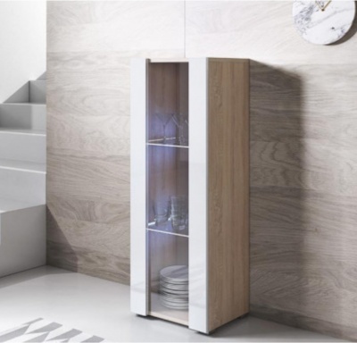 Móvel estreito em madeira clara com portas de vidro e prateleiras com copos e pratos perto de uma escada branca