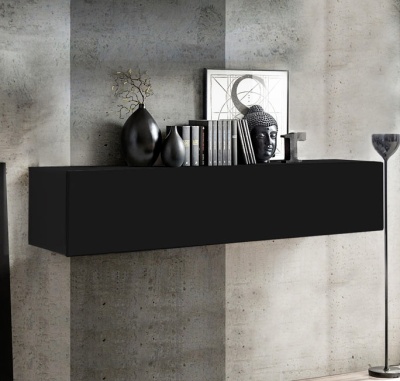 Móvel suspenso preto com decoração em cima e parede de cimento ao fundo