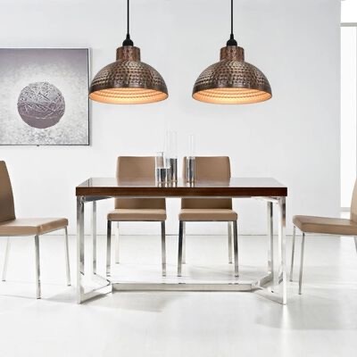 Mesa de jantar moderna com quatro cadeiras em pele sintética castanha e luminárias metálicas pendentes