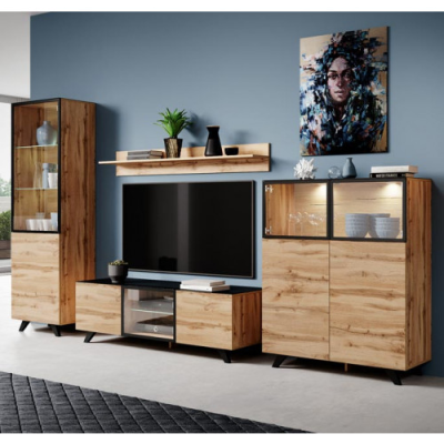 Conjunto de móveis de sala de madeira clara e preto com iluminação, plantas e decoração