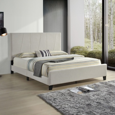Cama bege moderna com cabeceira acolchoada, roupa de cama listrada, manta cinza, almofada decorativa e tapete cinza felpudo