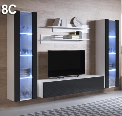 Móvel de sala moderno com vitrinas iluminadas, consola e prateleiras em fundo de madeira clara