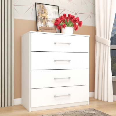 Cómoda branca com quatro gavetas, vaso com flores vermelhas, livros e moldura em quarto com parede bege e branca.