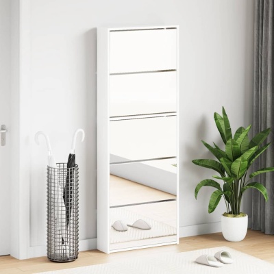 Espelho de pé branco com quatro painéis refletivos, porta-guardas metálico com guarda-chuvas e planta verde em jarra branca