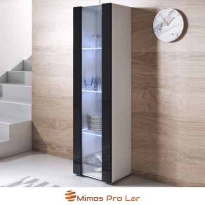 Móvel alto de vidro fumado e branco com iluminação interior junto a parede de madeira e escada