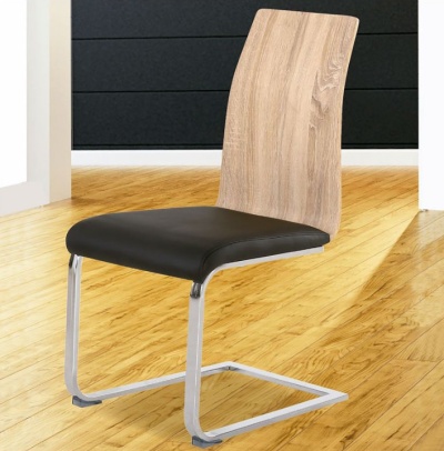 Cadeira moderna com assento preto, encosto de madeira clara e estrutura metálica cromada