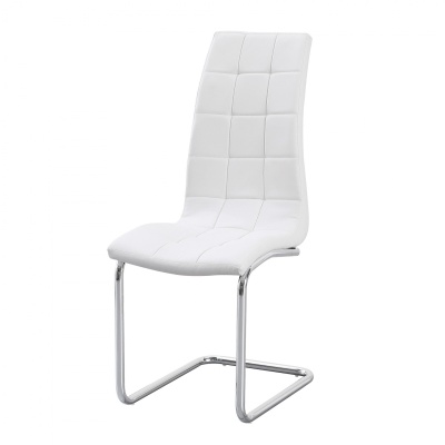 Cadeira branca estofada com base cromada em fundo branco