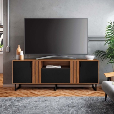 Móvel de televisão em madeira castanha com portas pretas e TV de ecrã plano